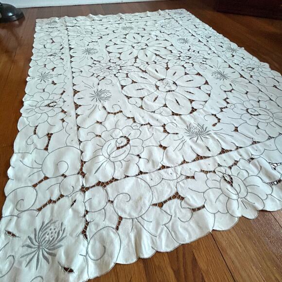 Vintage White Floral Cutwork Tablecloth Rectangle 63 x 48 - Picture 6 of 16